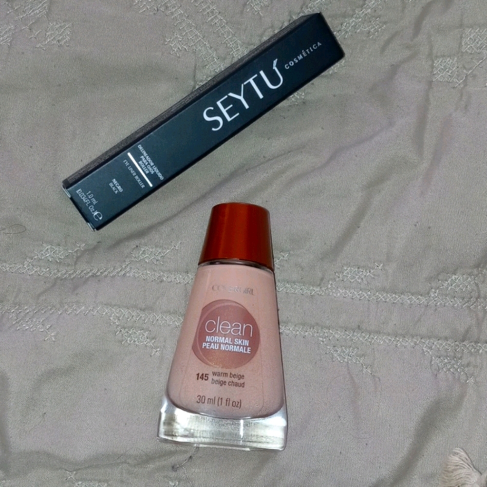 Covergirl make-up - Picture 1 of 3